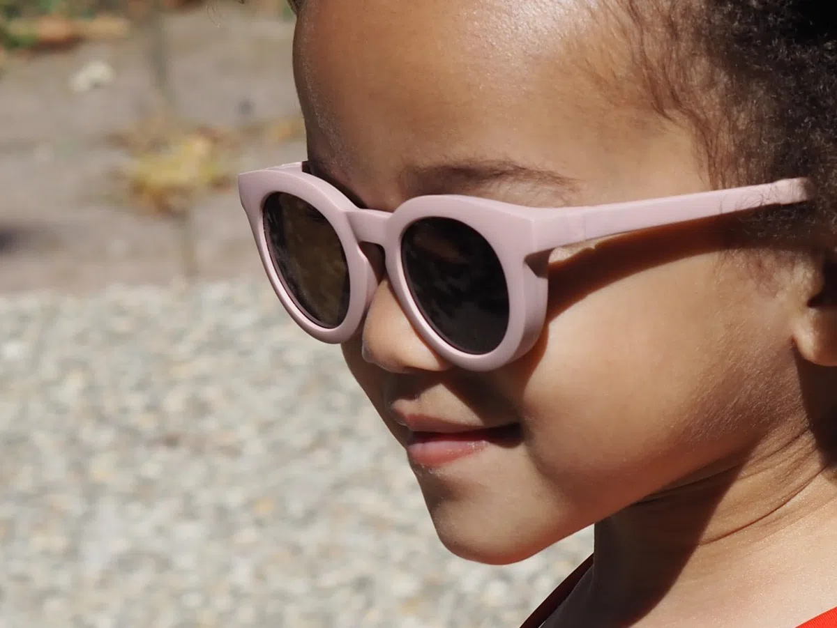 BÉABA, Occhiali Da Sole Per Bambini 2-4 Anni, Protezione 100% UV - CAT 3, Protezione Laterale, Comfort Ottimale, Aste Regolabili A 360°, Adattabili Alla Vista, Collezione Retro, Dusty Rose