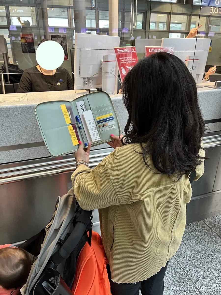 Organizer da viaggio e per famiglie, organizer per quaderni a U 3 in 1, con scomparto per passaporto e passaporto in ecopelle Saffiano, grigio/marrone, 24 cm, Classico