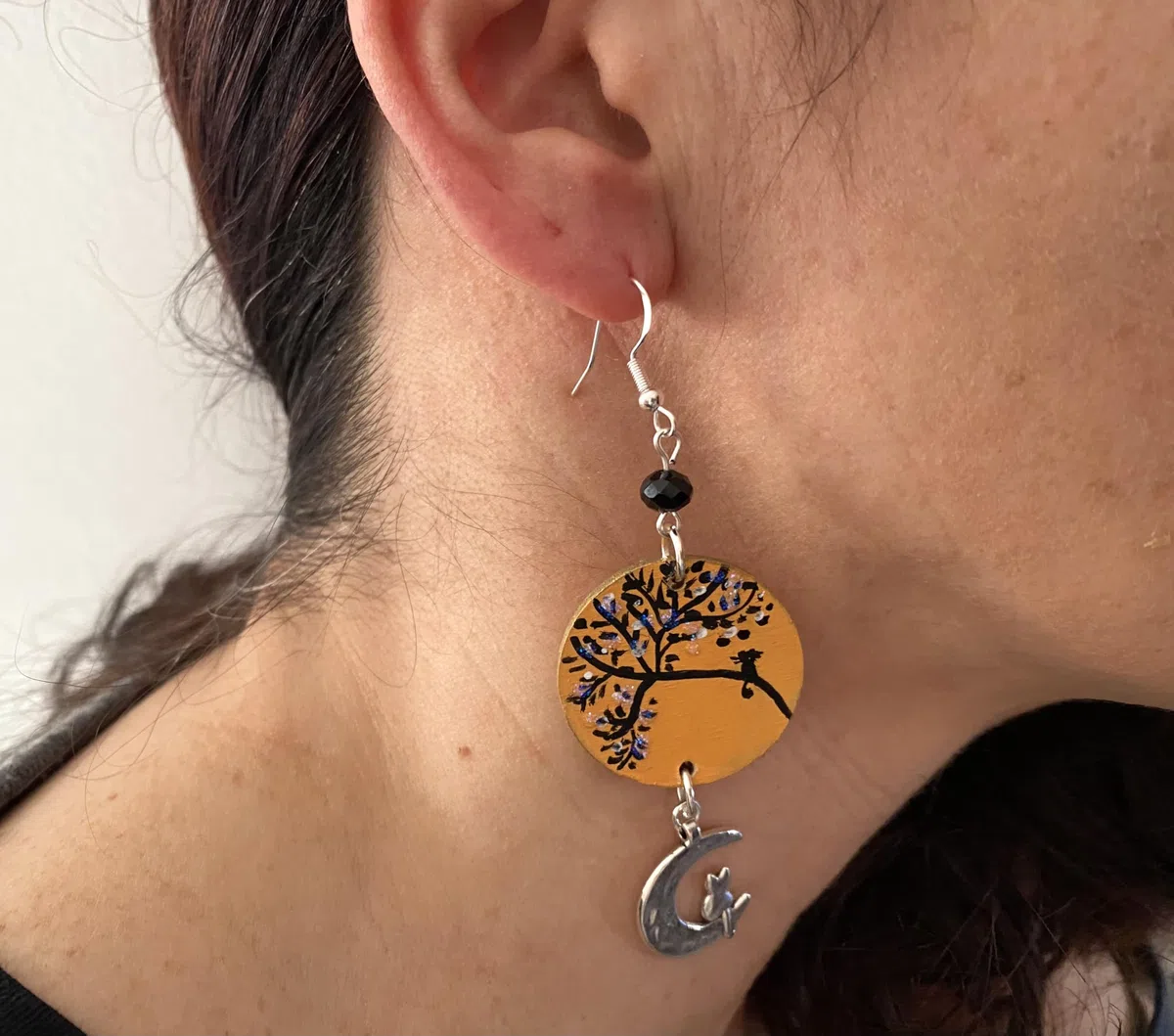 Orecchini dipinti a mano – GATTI CON LA LUNA - Orecchini pendenti da donna, Gioielli in legno dipinti a mano, Gancio in argento, Made in Italy, Bijoux da donna decorati, Lavorazione Artigianale