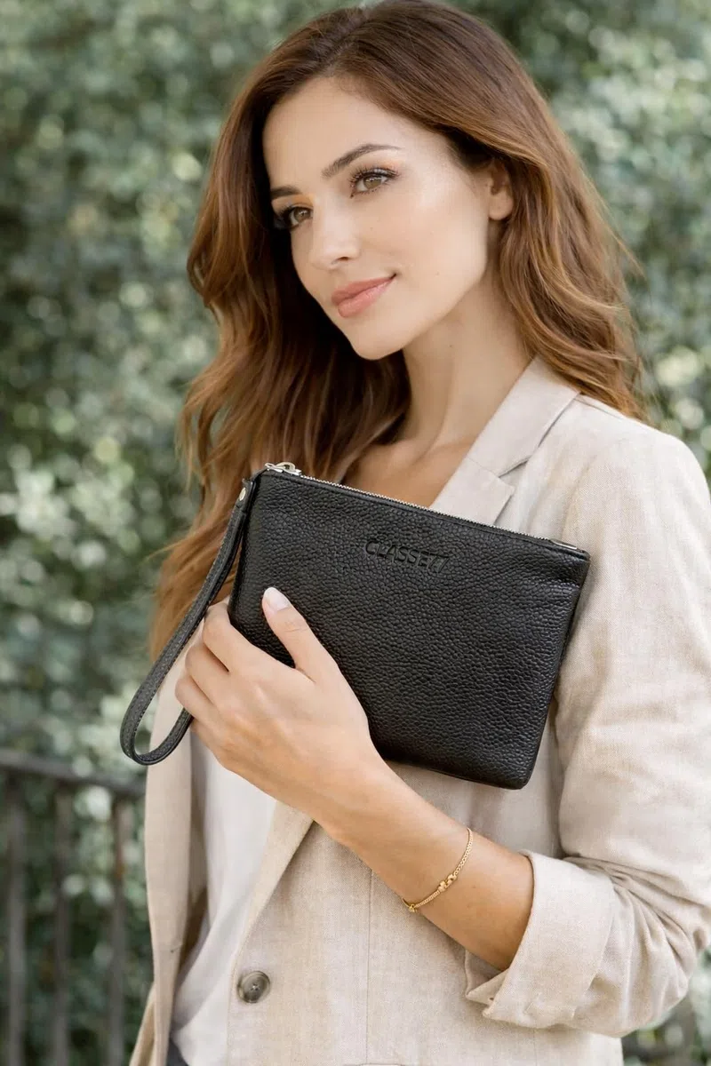 Pochette a Mano in vera Pelle morbida - Borsetta Piccola Clutch con Laccetto da Polso, per Uomo o Donna, pratica ed elegante - Produzione artigianale - Made in Italy