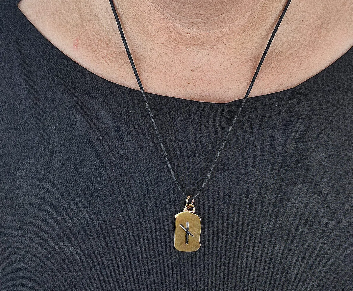 Kiss of Leather - Ciondolo a forma di runa nauthiz in bronzo n. 96