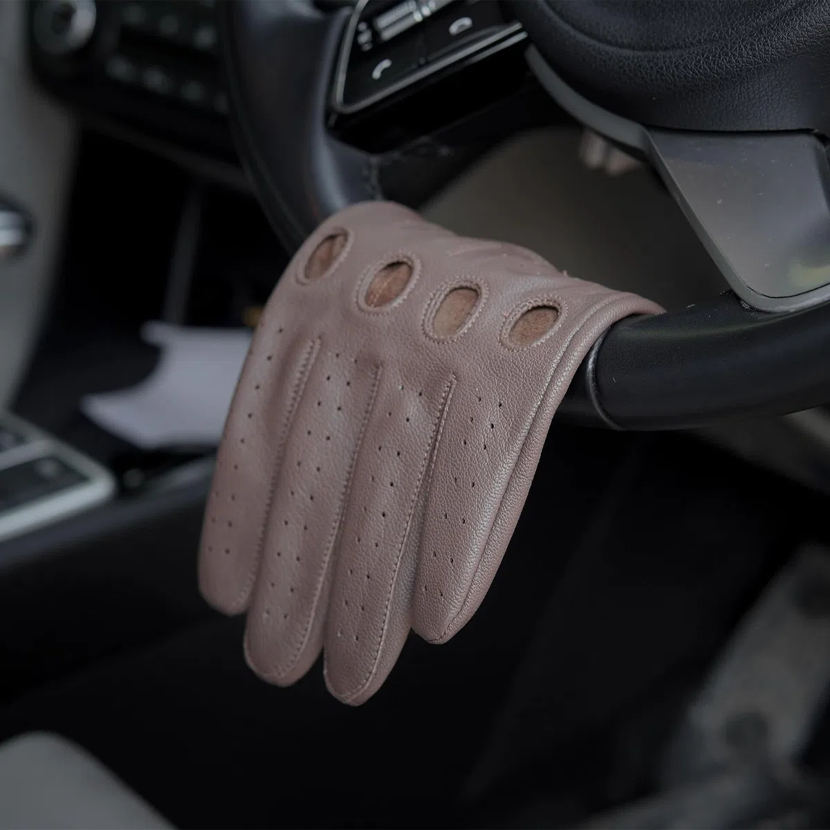 Leatherick Driving Gloves Men - Guanti da guida morbidi e perforati con fori per la respirazione delle nocche, ideali per la vita all'aria aperta e i viaggi