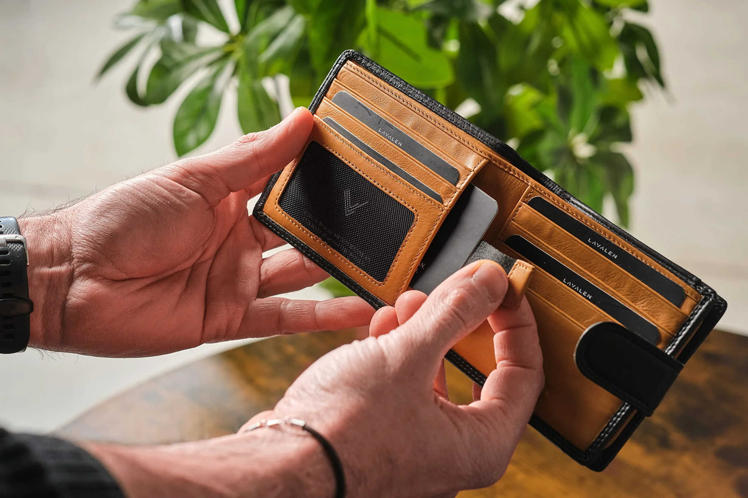 Portafoglio Uomo Pelle Vera - Portamonete Uomo Elegante con Blocco RFID - Porta Carte di Credito Grande – Wallet for Men - Portafoglio Slim con Portamonete - Idee Regalo Papá.