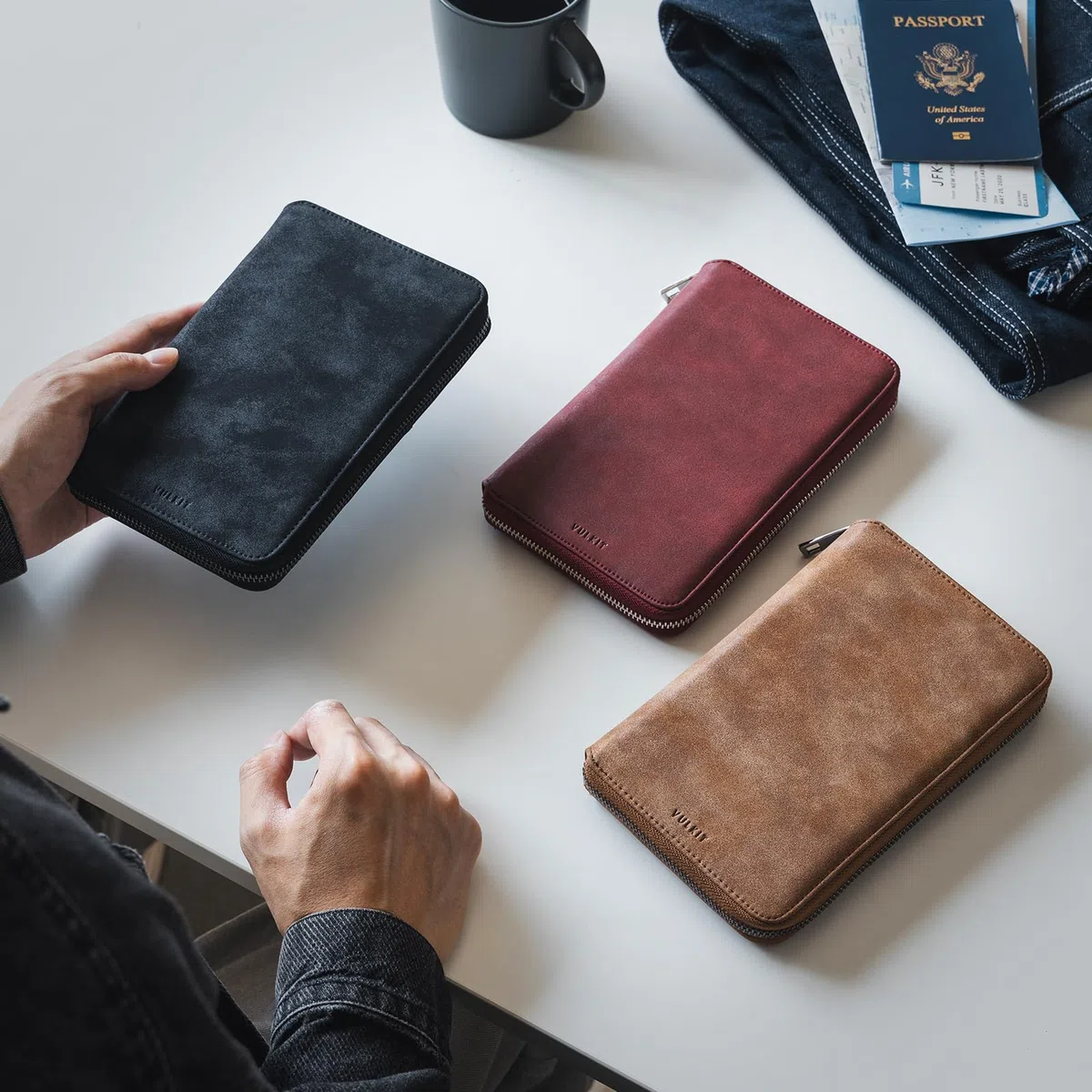 VULKIT Porta Passaporto Familiare per 3-4 Passaporti Portadocumenti da Viaggio Protezione RFID Portapassaporto da Viaggio Donna & Uomo per Denaro, Carte di Credito, ID Documenti - Borgogna