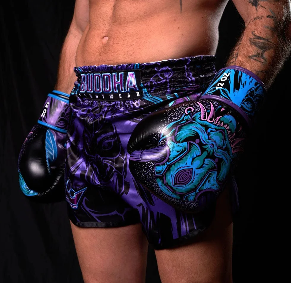 Buddha Fight Wear - Pantaloni Muay Thai e Kick Boxing Modello Geisha Europea - Tessuto Raso Premium - Nuovo Motivo Europeo - Grande Adattamento alla morfologia di Ogni combattente - Vari Disegni