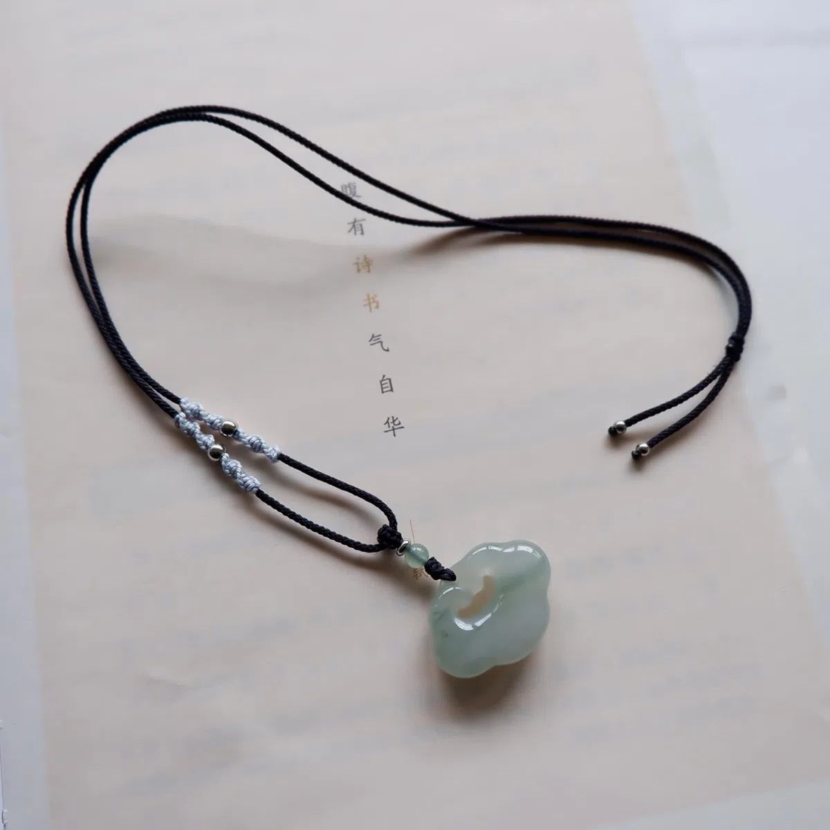 Verde Chiaro Naturale Giada Di Buon Auspicio Nuvola Blocco Collana Pendente (Black)