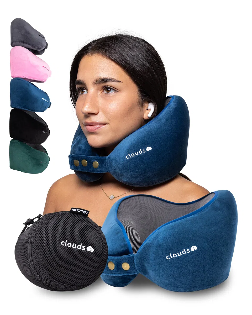 CLOUDS Cuscino da Viaggio in Memory Foam per Aereo e Auto - Cuscino Cervicale Regolabile ed Ergonomico Certificato IGR, Fodera Lavabile con Custodia da Trasporto, 5 Colori, 2 Taglie (Blu, S/M)