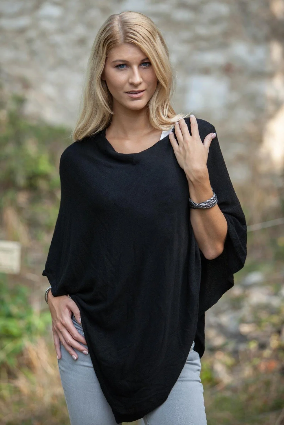 styleBREAKER Morbido poncho in maglia fine in tinta unita, girocollo, donna 08010042