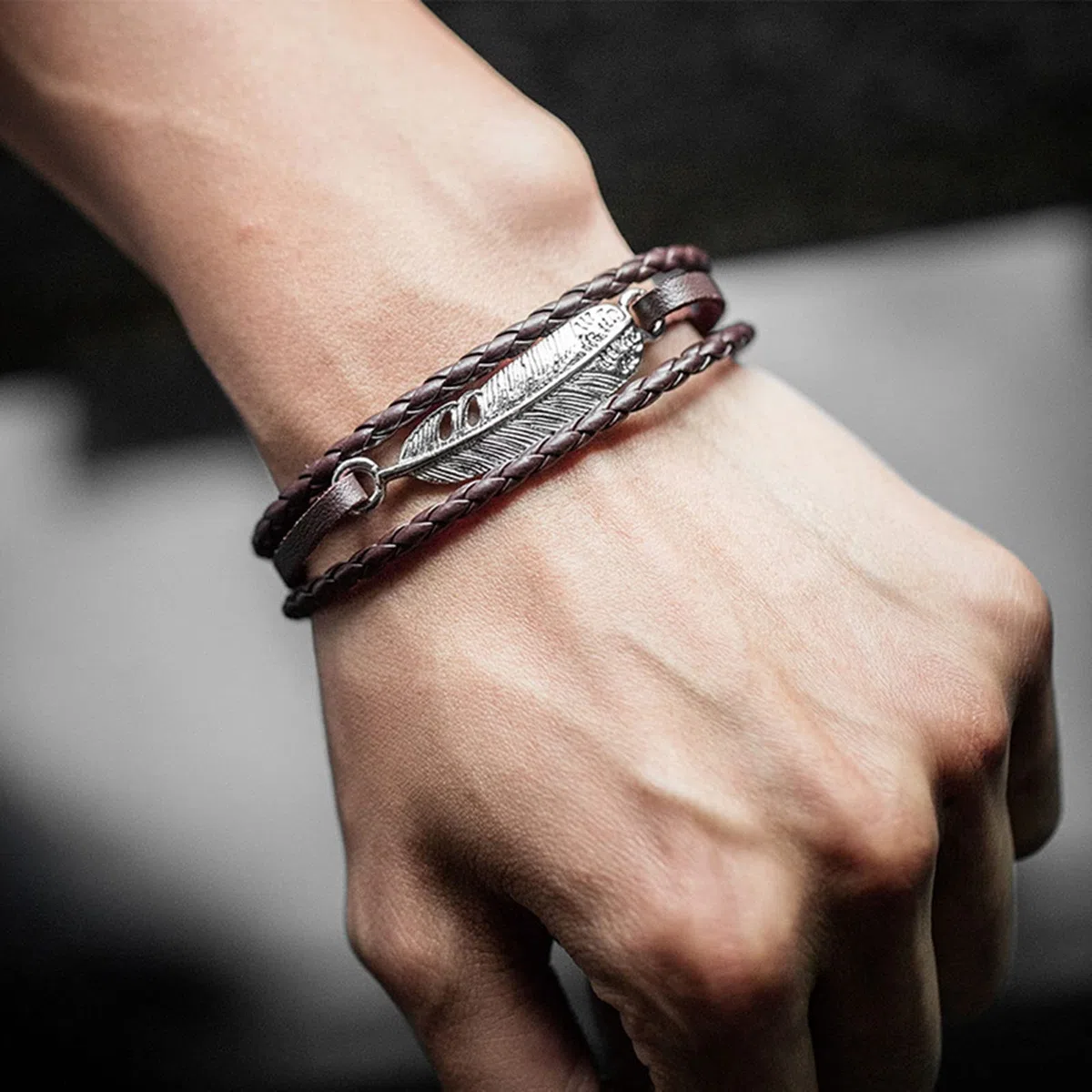 Bracciale da Uomo Bracciale in Pelle Bracciale in Acciaio Inossidabile Bracciale Intrecciato Bracciale in Pelle con Piuma Intrecciata Multistrato retrò