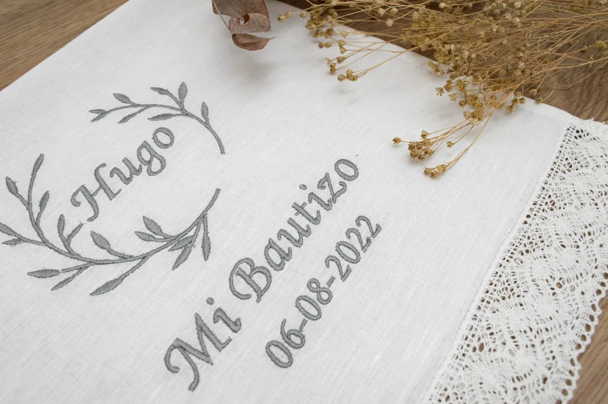 Panno per battesimo personalizzato - Fazzoletto per rito con Nome e Data - Modello Piccoli Foglioline - Regalo per il battesimo - Handmade - Nenel (Grigio)