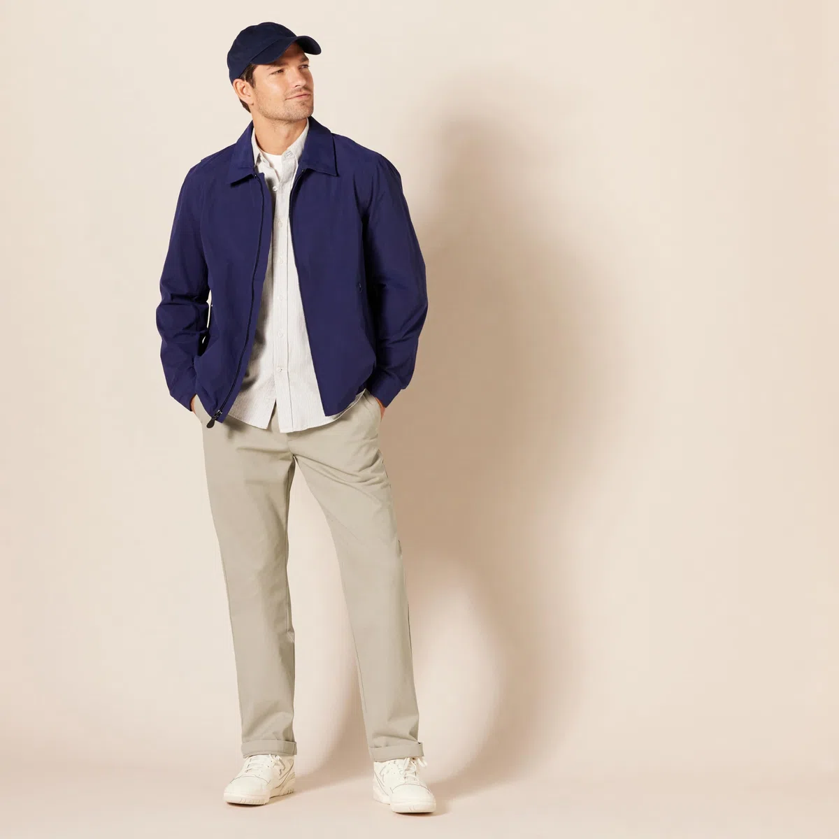 Amazon Essentials Pantaloni Chino Elasticizzati senza Pince sul Davanti e Antipiega, Vestibilità Classica Uomo