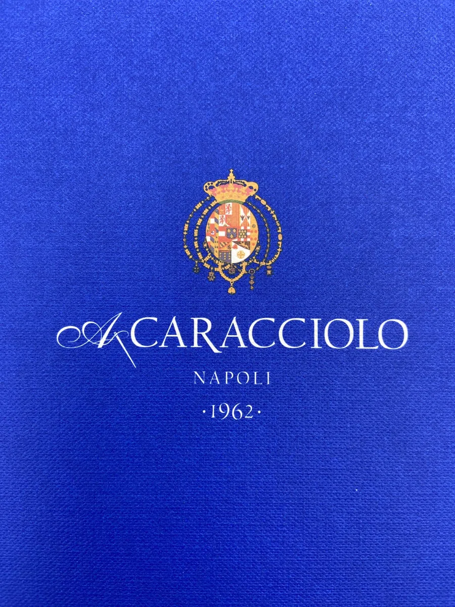 CARACCIOLO Foulard di Seta Lussuosa. Sciarpa in pura seta, adatta anche come stola o pareo. Disponibile in tanti colori. La confezione di pregio la rende ideale per un regalo.