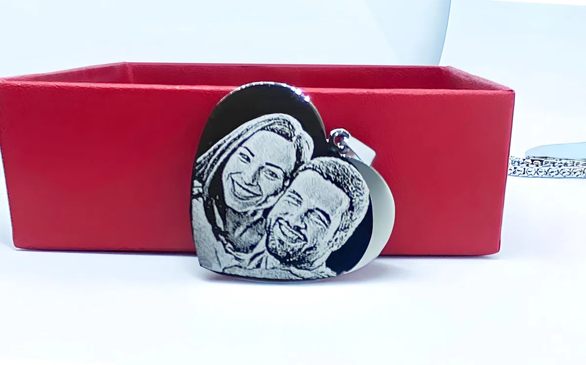 Collana Cuore con Foto Incisa | Ciondolo Acciaio Personalizzato con Fotoincisione | Catenina e Medaglia | Regalo personalizzato San Valentino