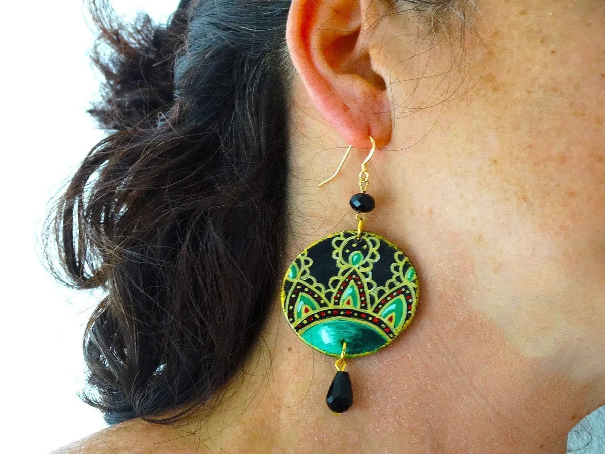 Orecchini dipinti a mano – DECORAZIONE CERAMICA DI VIETRI E FIORE - Pendenti da donna, Gioielli in legno dipinto, Gancio in argento, Made in Italy, Bijoux da donna decorati, Lavorazione Artigianale
