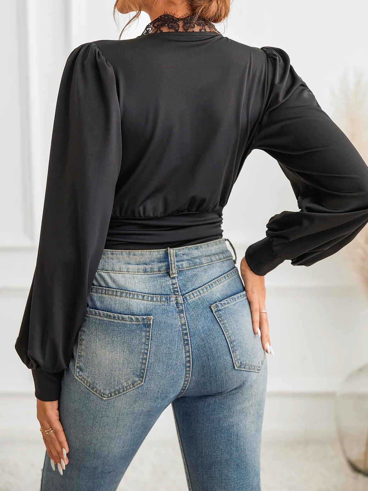 CUPSHE Body da donna in pizzo con scollo a V e maniche lunghe per feste arricciate sul fondo camicetta top