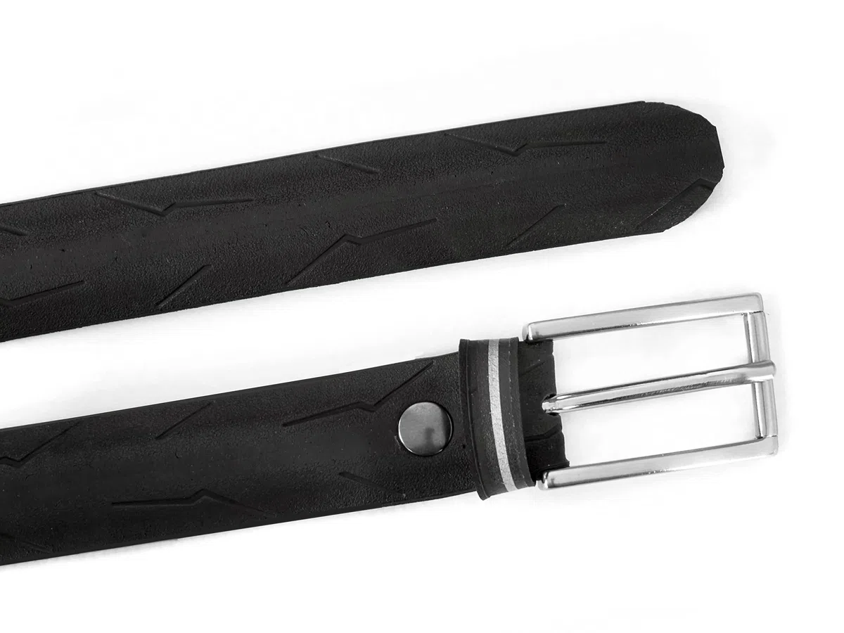 MNMUR Cinta Uomo Nera realizzata in copertone di bicicletta - Taglia M/L, Lunghezza 128 cm, Altezza 2,5 cm, 100% vegan friendly, Fibbia in metallo con finitura in acciaio satinato, Made in Italy (M/L)