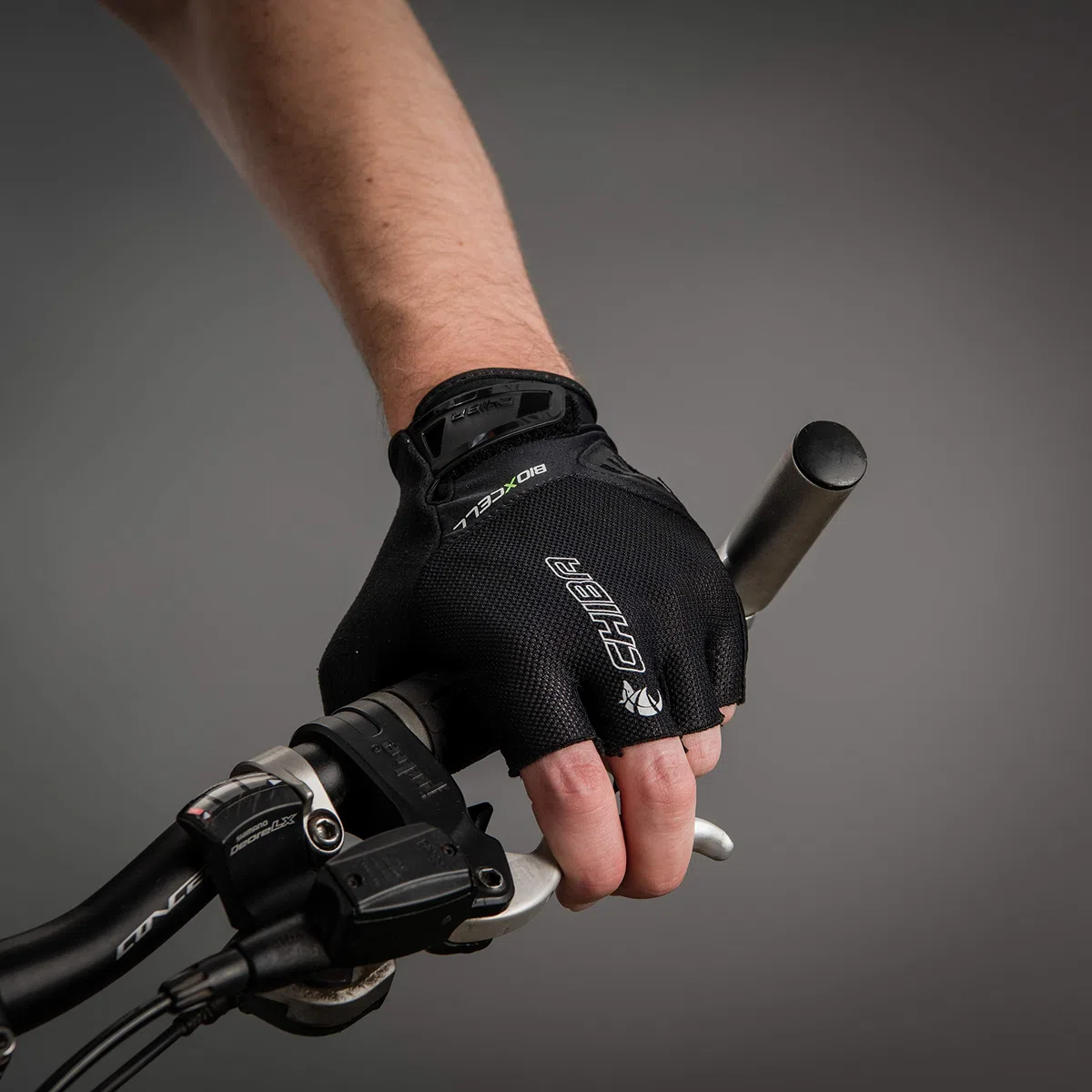 Chiba BioXCell Air | Guanti estivi da ciclismo per uomo e donna | Vestibilità elastica e ventilazione Airmesh | Imbottitura in gel BioXCell | Pratica clip & Quickpull