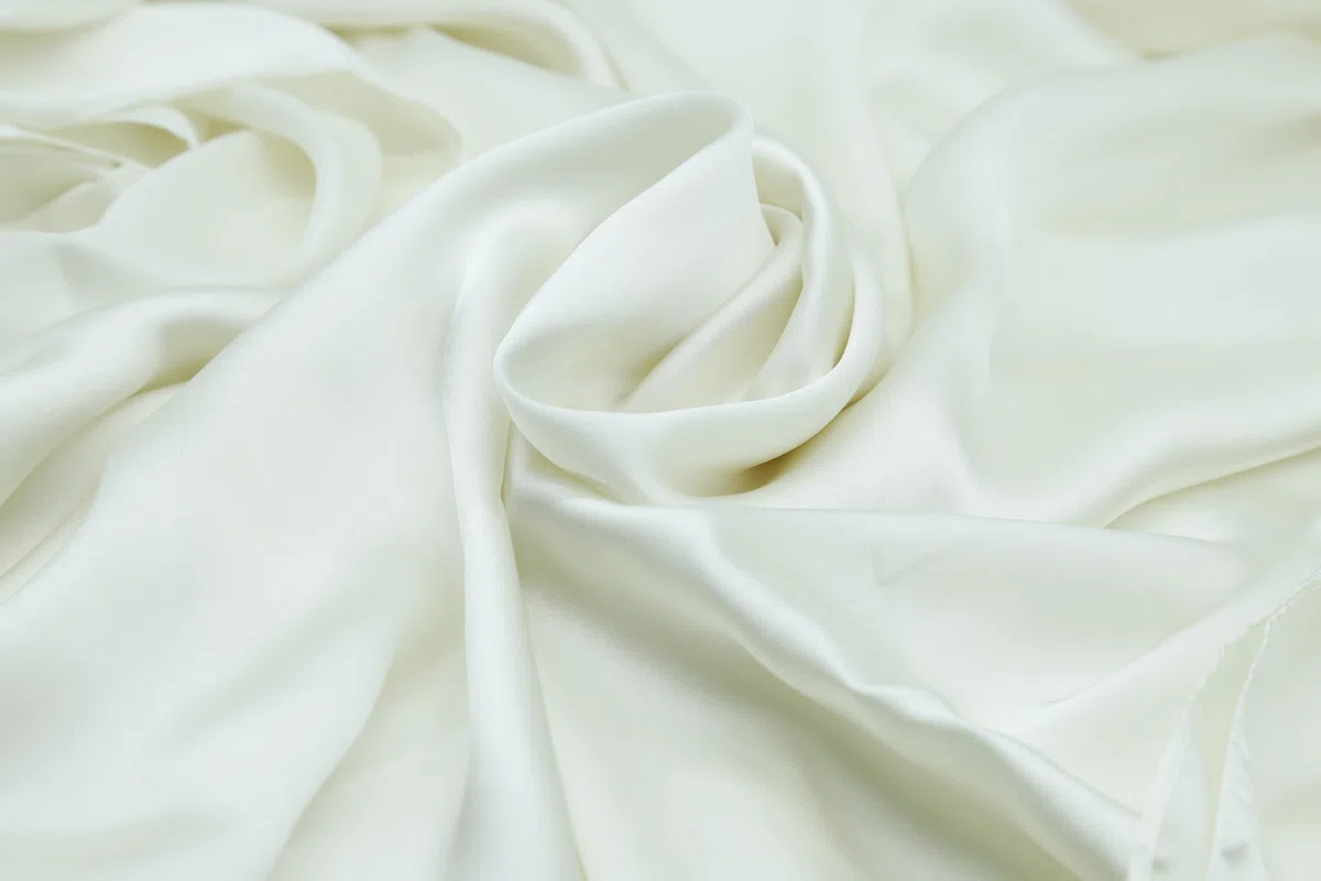 CARACCIOLO Foulard di Seta Lussuosa. Sciarpa in pura seta, adatta anche come stola o pareo. Disponibile in tanti colori. La confezione di pregio la rende ideale per un regalo.