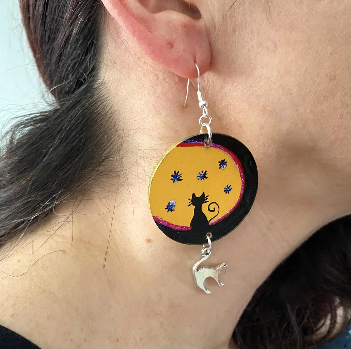 Orecchini dipinti a mano – GATTI CON LA LUNA - Orecchini pendenti da donna, Gioielli in legno dipinti a mano, Gancio in argento, Made in Italy, Bijoux da donna decorati, Lavorazione Artigianale