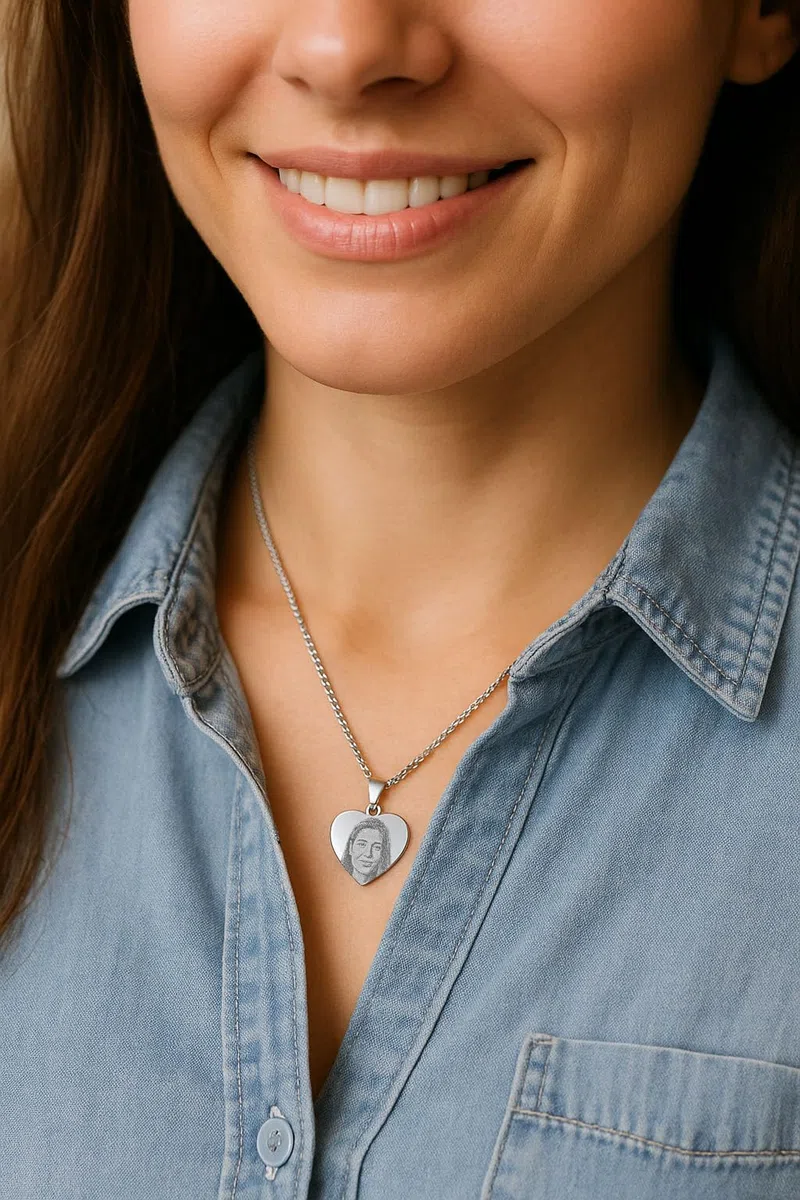 Collana Cuore con Foto Incisa | Ciondolo Acciaio Personalizzato con Fotoincisione | Catenina e Medaglia | Regalo personalizzato San Valentino