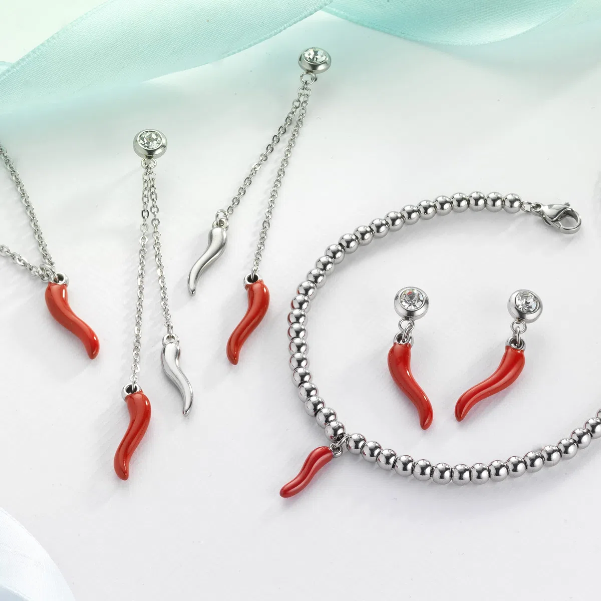 inSCINTILLE Orecchini Pendenti Corno Portafortuna con Punto Luce in Zirconia Cubica – Acciaio Inossidabile Anallergico – Corni Rossi – Made in Italy – Idea Regalo Donna