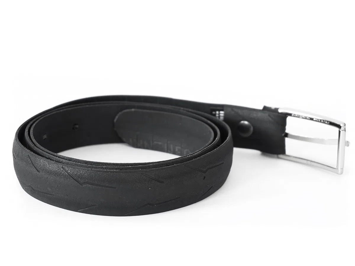 MNMUR Cinta Uomo Nera realizzata in copertone di bicicletta - Taglia M/L, Lunghezza 128 cm, Altezza 2,5 cm, 100% vegan friendly, Fibbia in metallo con finitura in acciaio satinato, Made in Italy (M/L)