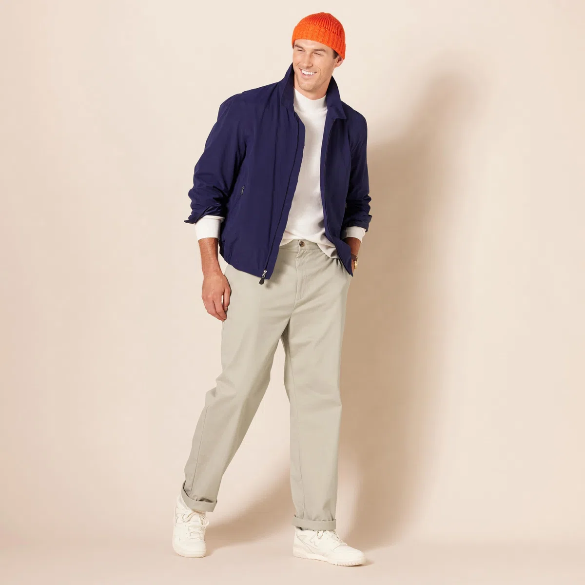 Amazon Essentials Pantaloni Chino Elasticizzati senza Pince sul Davanti e Antipiega, Vestibilità Classica Uomo