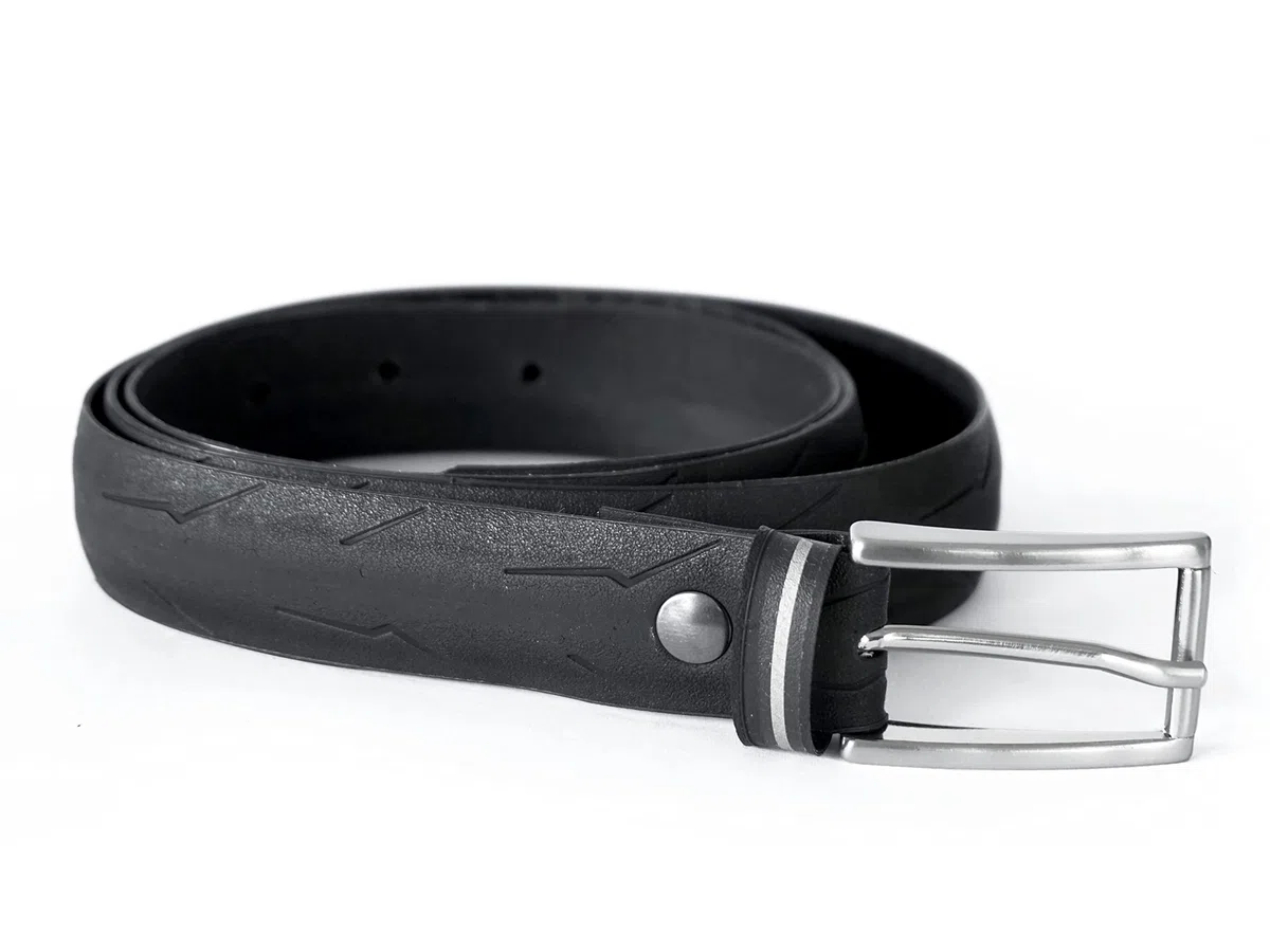 MNMUR Cinta Uomo Nera realizzata in copertone di bicicletta - Taglia M/L, Lunghezza 128 cm, Altezza 2,5 cm, 100% vegan friendly, Fibbia in metallo con finitura in acciaio satinato, Made in Italy (M/L)