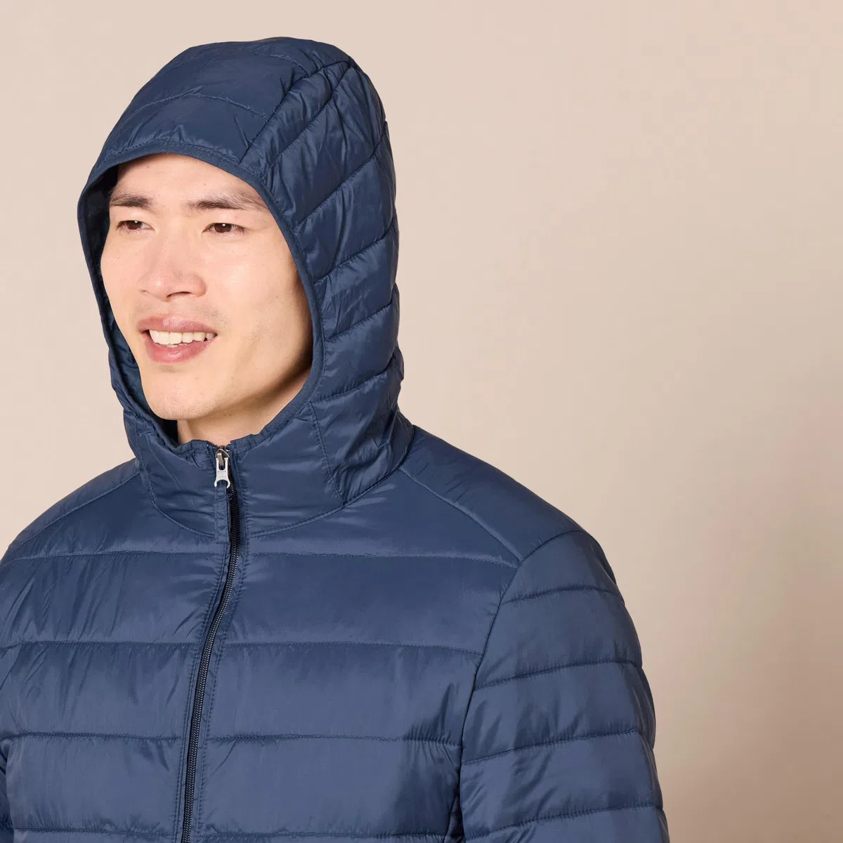 Amazon Essentials Uomo Piumino Leggero con Cappuccio Impermeabile e Ripiegabile