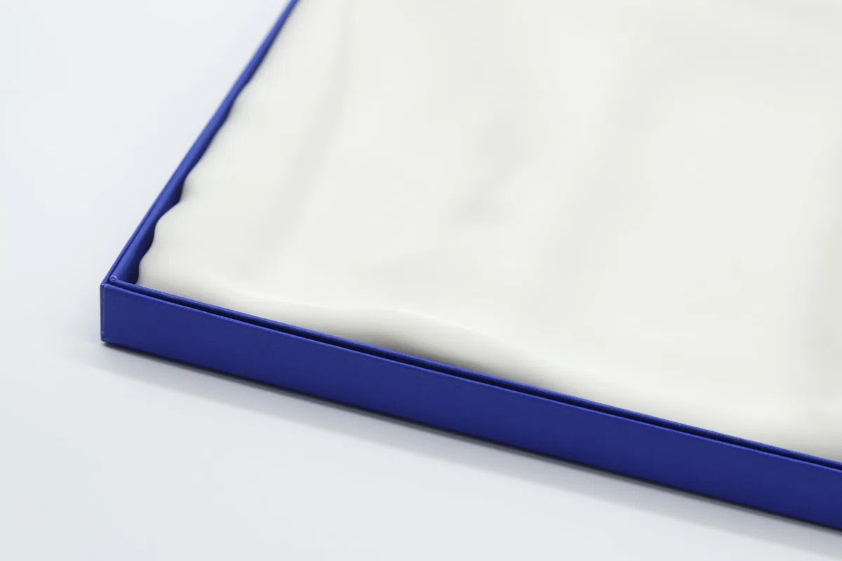 CARACCIOLO Foulard di Seta Lussuosa. Sciarpa in pura seta, adatta anche come stola o pareo. Disponibile in tanti colori. La confezione di pregio la rende ideale per un regalo.