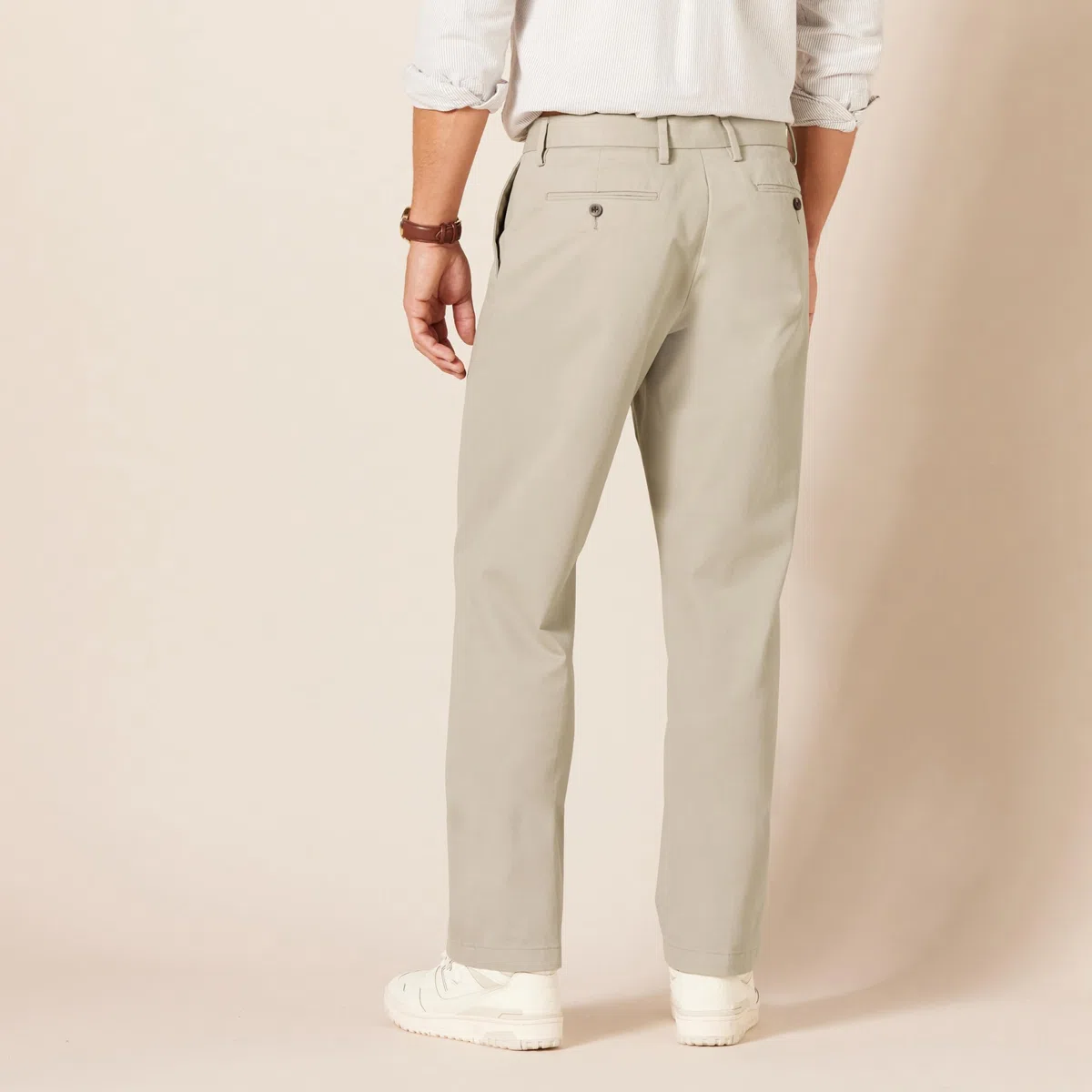 Amazon Essentials Pantaloni Chino Elasticizzati senza Pince sul Davanti e Antipiega, Vestibilità Classica Uomo