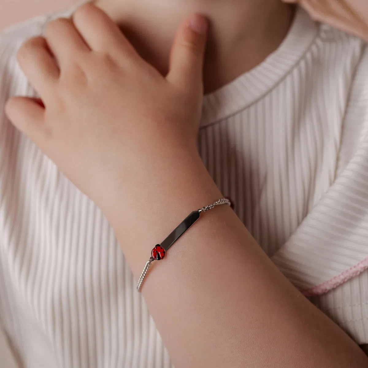 Sakrami Bracciale in Argento 925 Piastrina Incidibile per Bambini con Coccinella Smaltata + Confezione Regalo Personalizzata - Braccialetto per Nascita Comunione o Battesimo