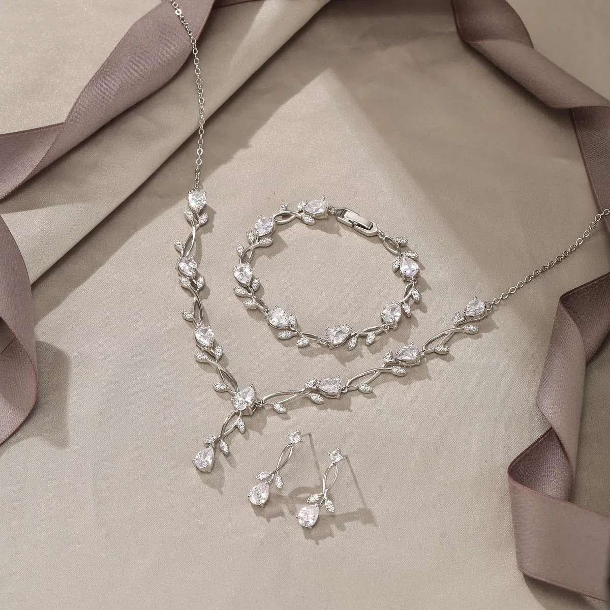EVER FAITH Set di gioielli da sposa per damigella d'onore Teardrop Cubic Zirconia foglia di vite sposa prom collana orecchini pendenti set bracciale donna
