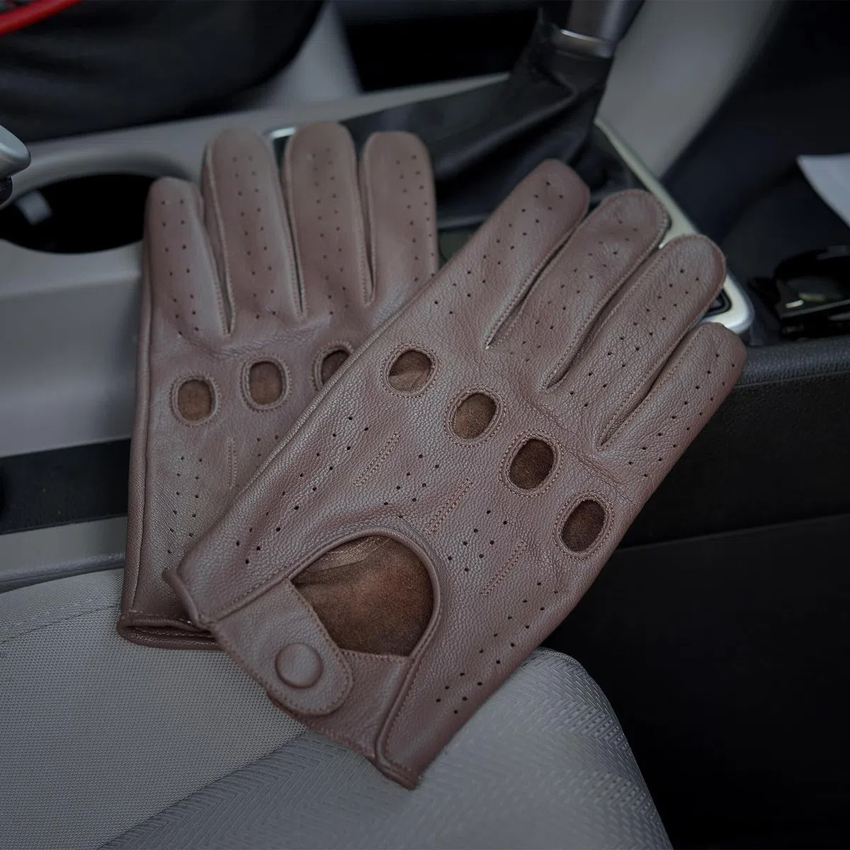 Leatherick Driving Gloves Men - Guanti da guida morbidi e perforati con fori per la respirazione delle nocche, ideali per la vita all'aria aperta e i viaggi