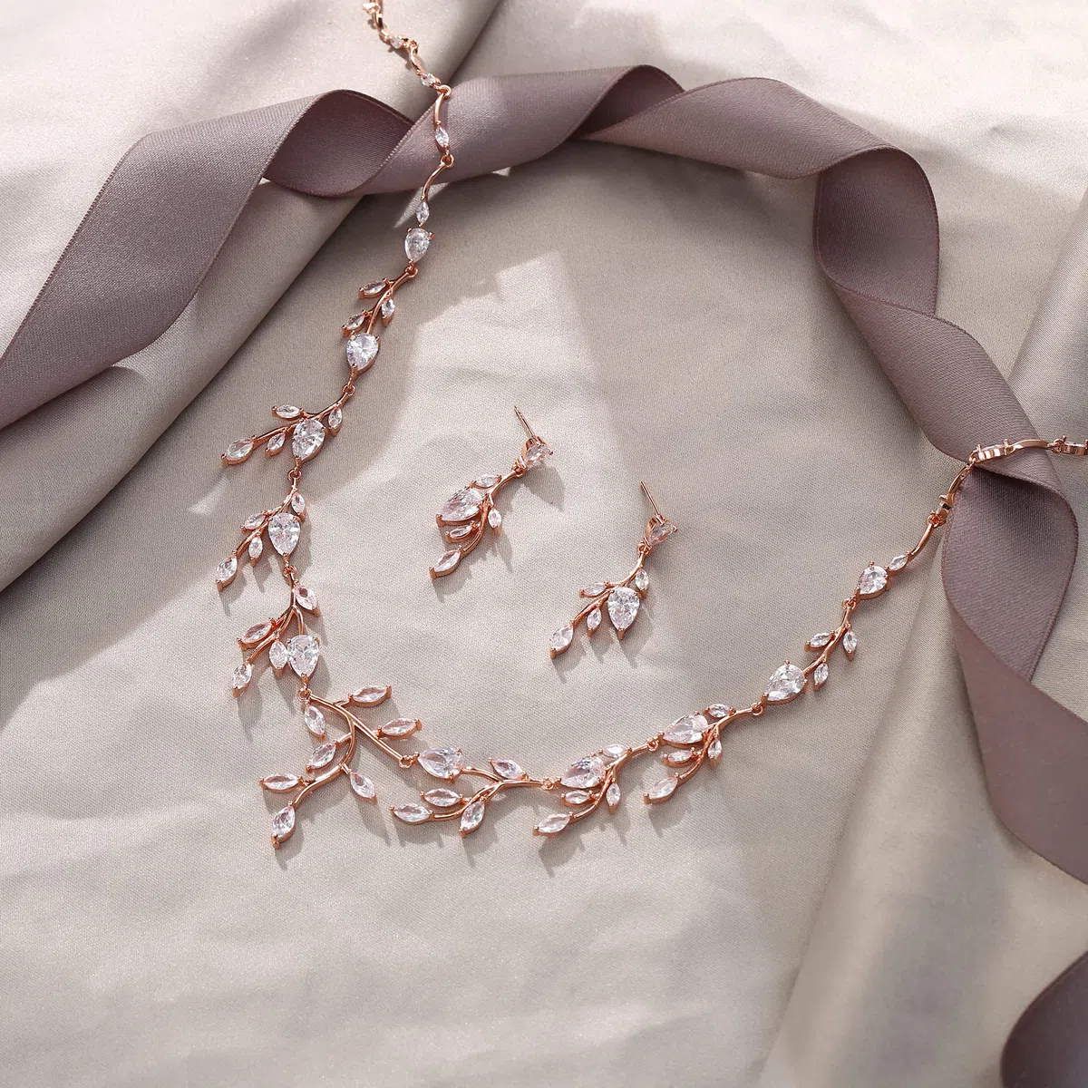 EVER FAITH Gioielli da Sposa per Le Donne Sposa Birdesmaid, Sparkly Zirconia cubica Pera Birthstone Foglia Collana Orecchini Set per Prom