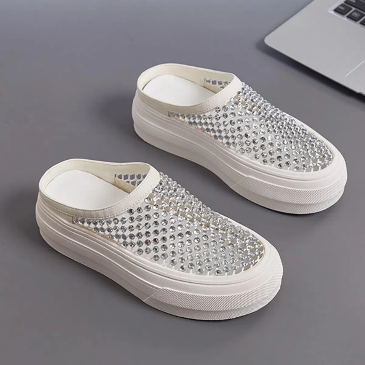 Surwin Zoccoli Donna Estive con Punta Chiusa, Design Strass Pantofole Estive Donna Comode Sandali Elegante Hollow-out Suola Spessa Pantofole Ciabatte Chiuse Davanti