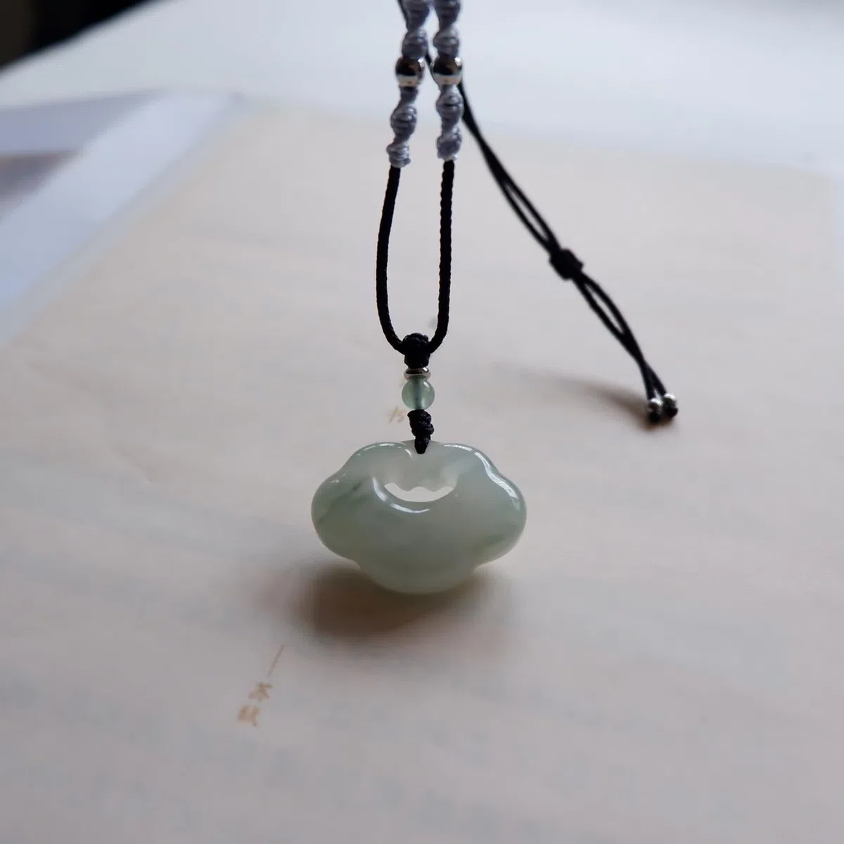 Verde Chiaro Naturale Giada Di Buon Auspicio Nuvola Blocco Collana Pendente (Black)