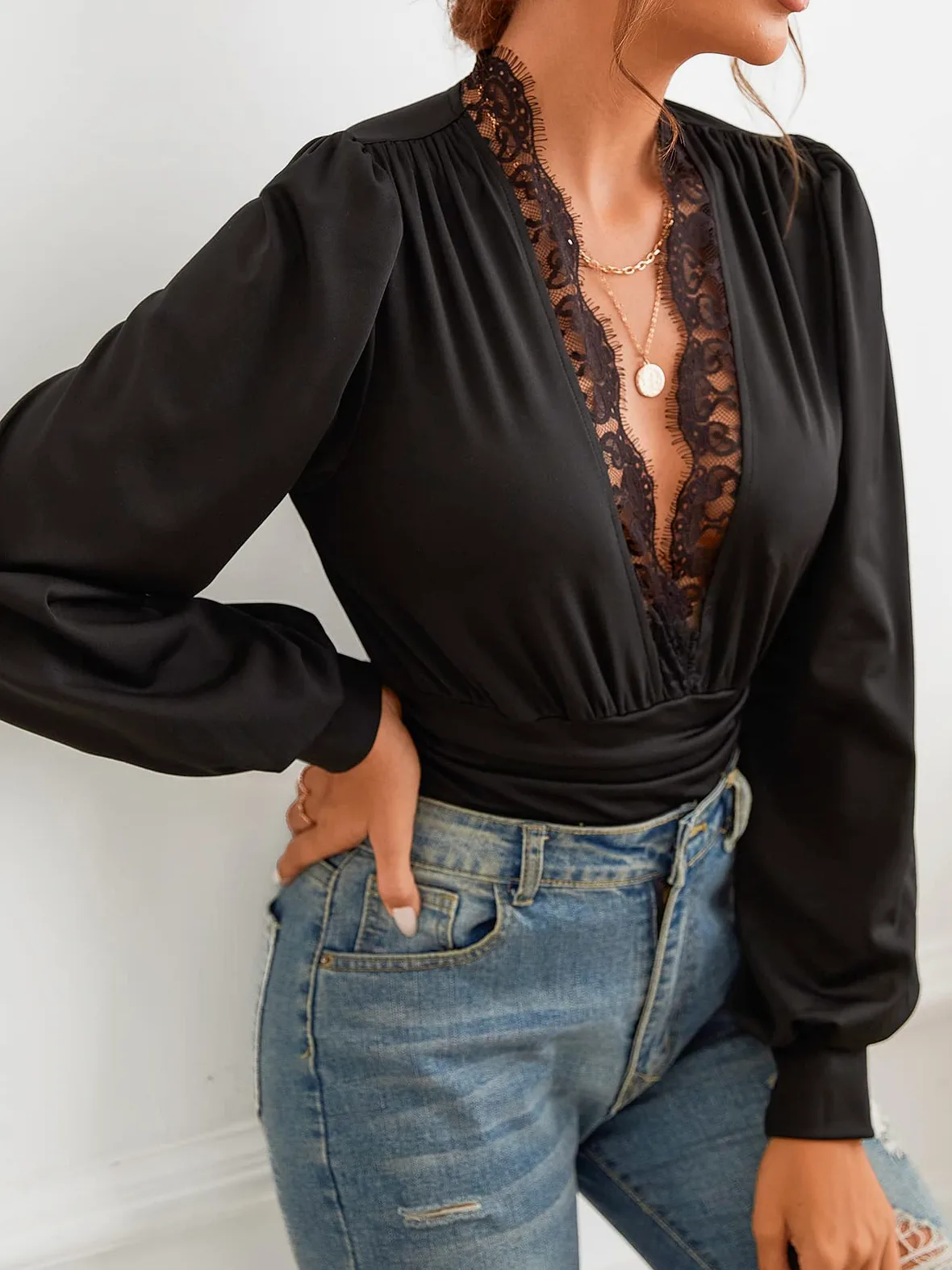 CUPSHE Body da donna in pizzo con scollo a V e maniche lunghe per feste arricciate sul fondo camicetta top