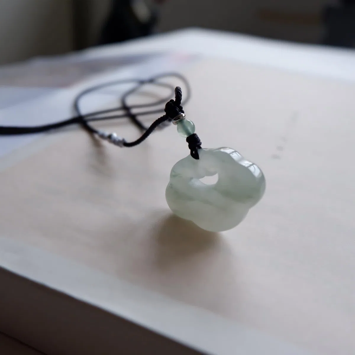 Verde Chiaro Naturale Giada Di Buon Auspicio Nuvola Blocco Collana Pendente (Black)