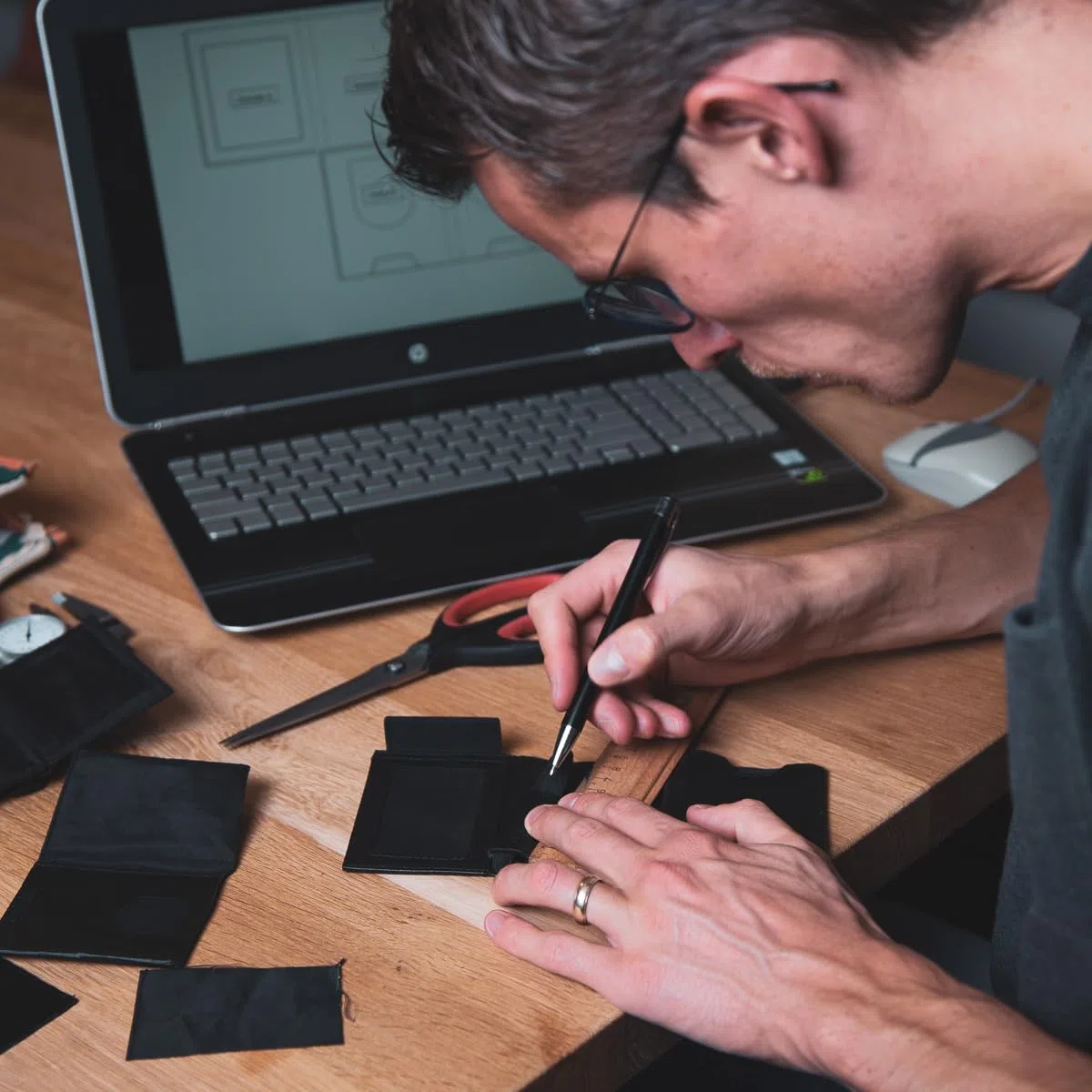 Portafoglio uomo slim con portamonete, scomparto banconote tradizionale e porta carte credito schermato - Portafogli in pelle vera | Smart wallet piccolo e sottile | Portacarte RFID