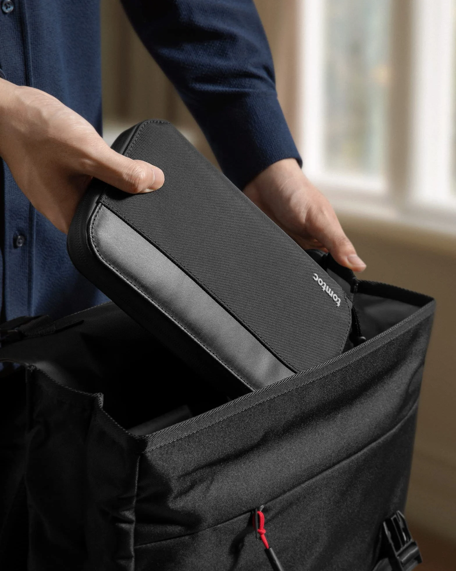 tomtoc Custodie per passaporto per 4 passaporti e 4 carte, Custodia per passaporti per famiglie con supporto per carta SIM e pin di espulsione, Protezione RFID, tasca per carta di vaccinazione