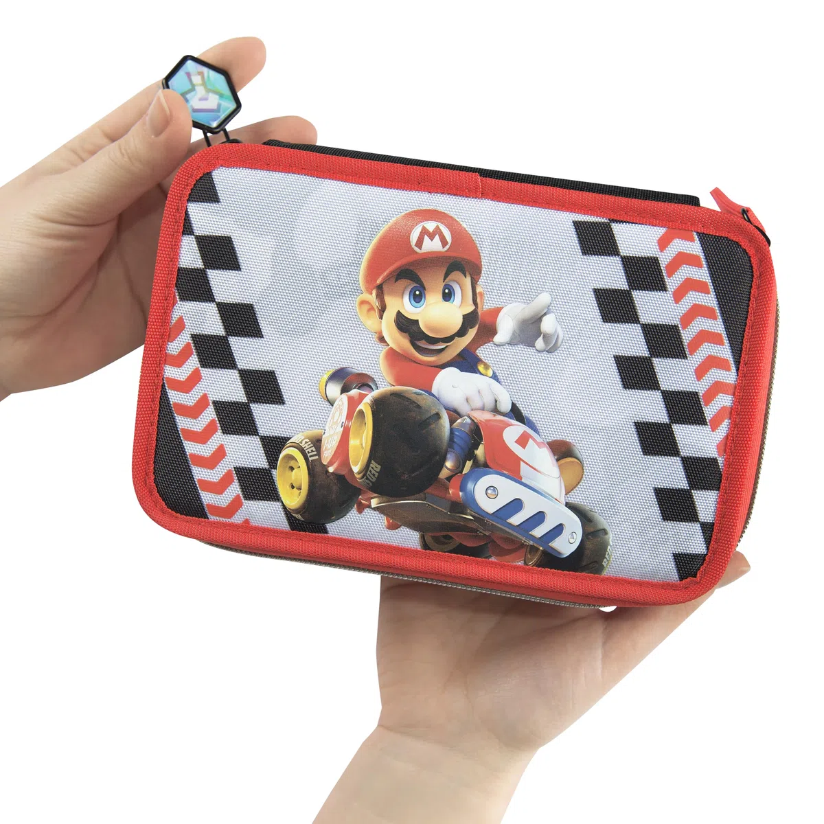 MARIO KART - Astuccio Scuola Ufficiale Mario Kart, Astuccio 3 Scomparti con Set Cancelleria Incluso, Penna Cancellabile Blu, 5 Etichette Adesive, Pratica Chiusura a Zip, 20x13Hx7 cm
