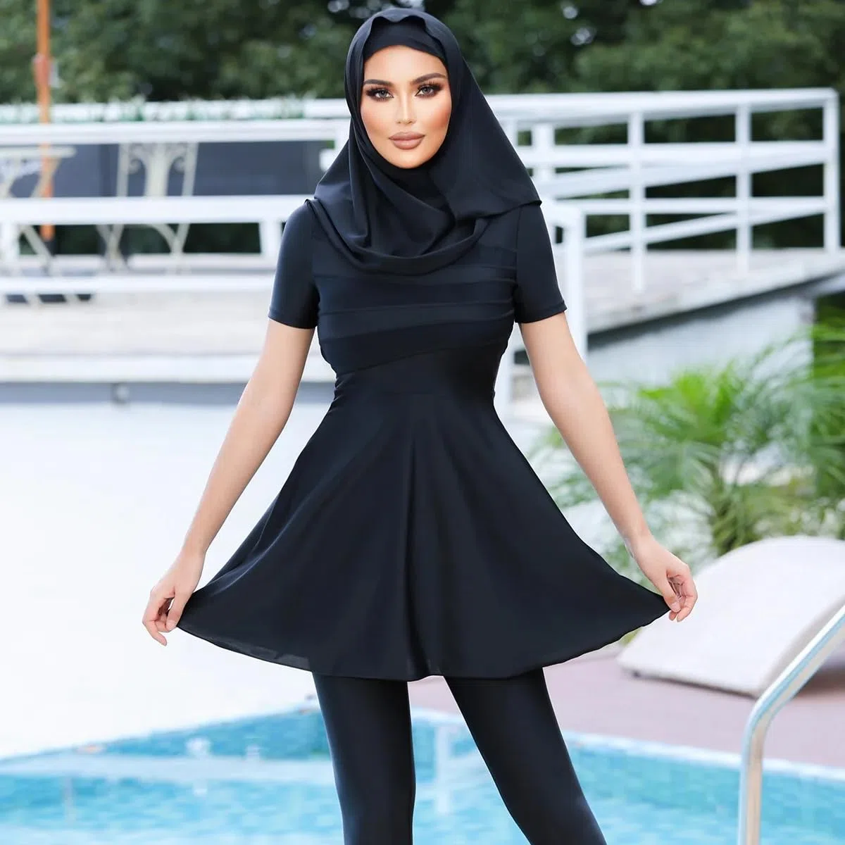 Nuovo Estate Burkini Femmes Musulmano 3 pz Costumi Da Bagno Nero Tinta Unita Manica Corta Capri Pantaloni Protezione Solare Abbigliamento Spiaggia con Hijab