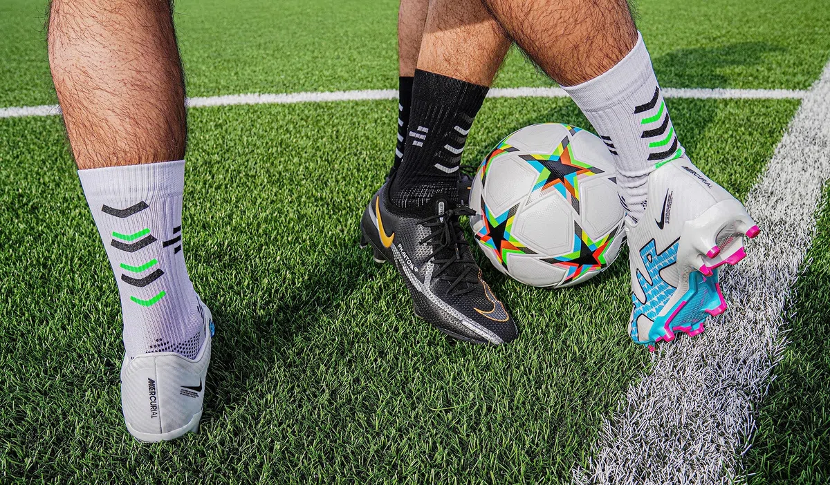R-EVENGE Calza da Calcio Foot Player The Professional Soccer Socks for Champion, con inserti antiscivolo e protezione per tibia e tendine