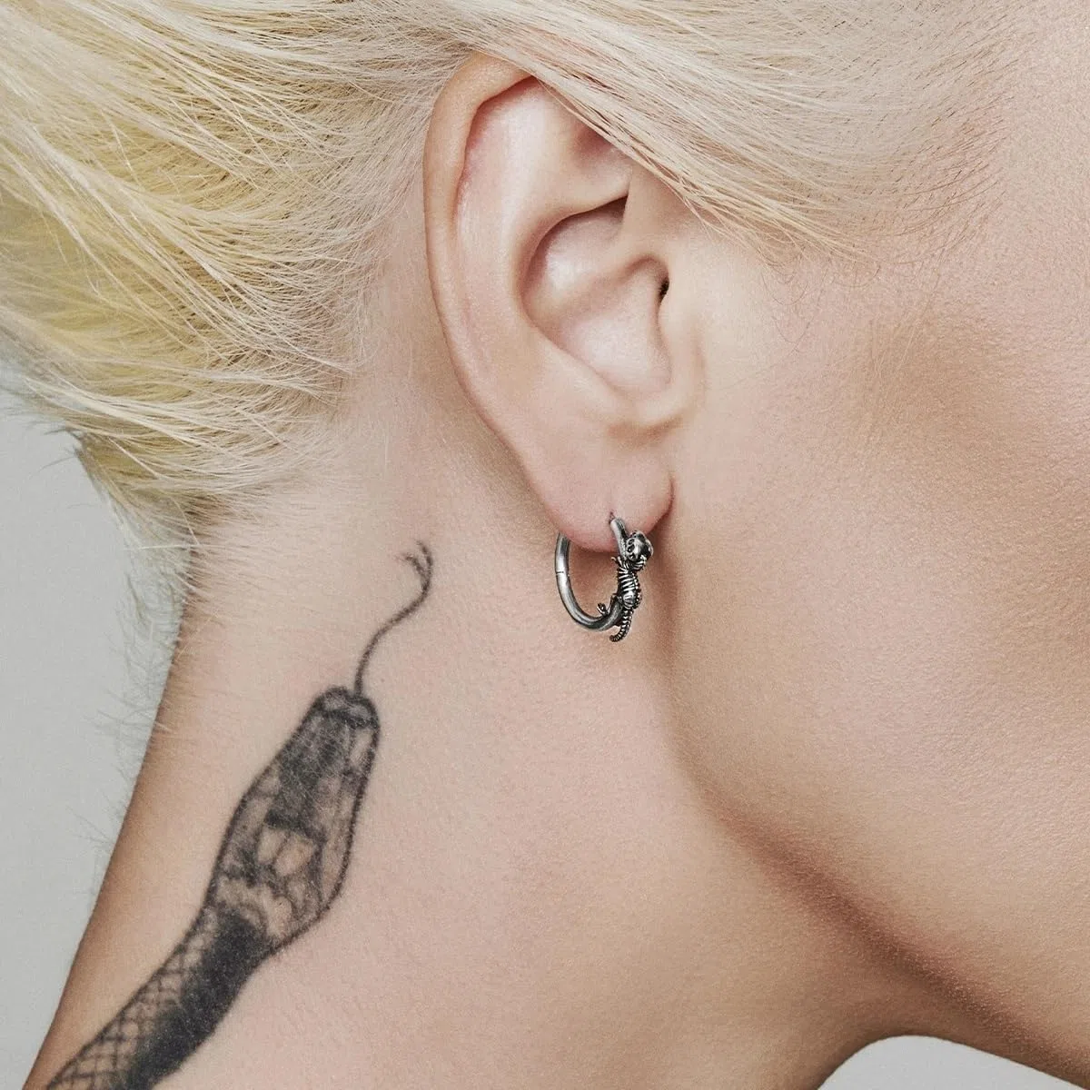PUNKYOUTH Orecchini a cerchio con dinosauro gotico da 18 g, in argento 925, con T-Rex e triceratopo, scheletro di drago, fossile Huggie, punk grunge, accessorio regalo per Halloween, regalo per donne