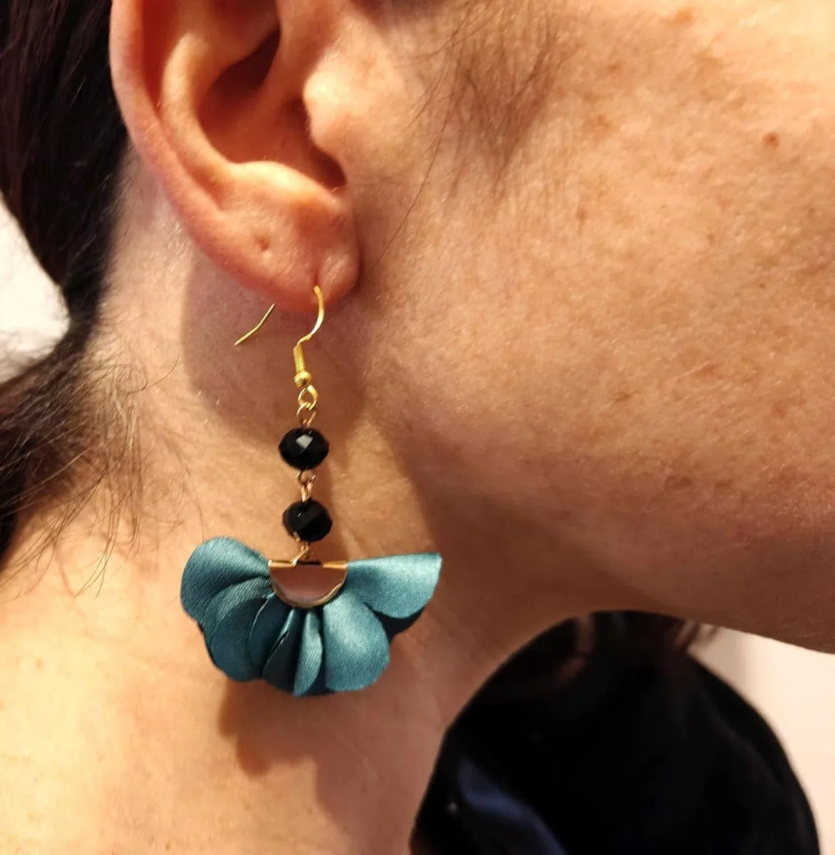 Orecchini dipinti a mano – DECORAZIONE CERAMICA DI VIETRI E FIORE - Pendenti da donna, Gioielli in legno dipinto, Gancio in argento, Made in Italy, Bijoux da donna decorati, Lavorazione Artigianale