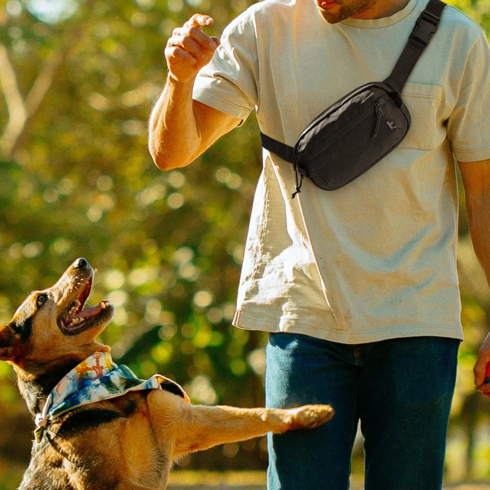 tomtoc 1,5L Borsa da Petto con Protezione RFID, Piccola Borsa a Tracolla per Uomini e Donne, Marsupio Uomo Tracolla Leggera e Impermeabile, Borsello Tracolla per Viaggi, Nero, Perfetto Regali Natale