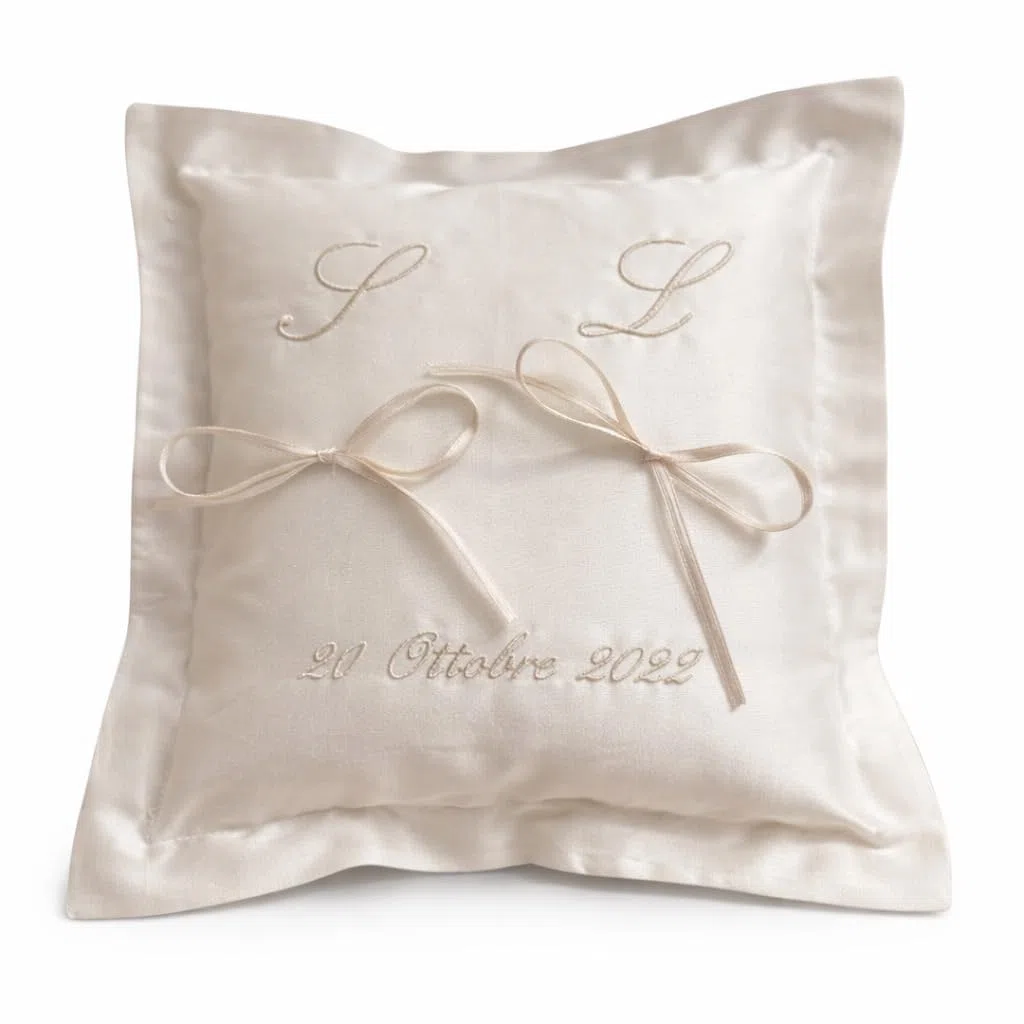 Coccole Cuscino Portafedi Matrimonio – Cuscino per Fedi Nuziali Elegante – Modello Quadrato o Cuore con o senza Pizzo – Ricamo Personalizzabile – Made in Italy (Quadrato Classico)