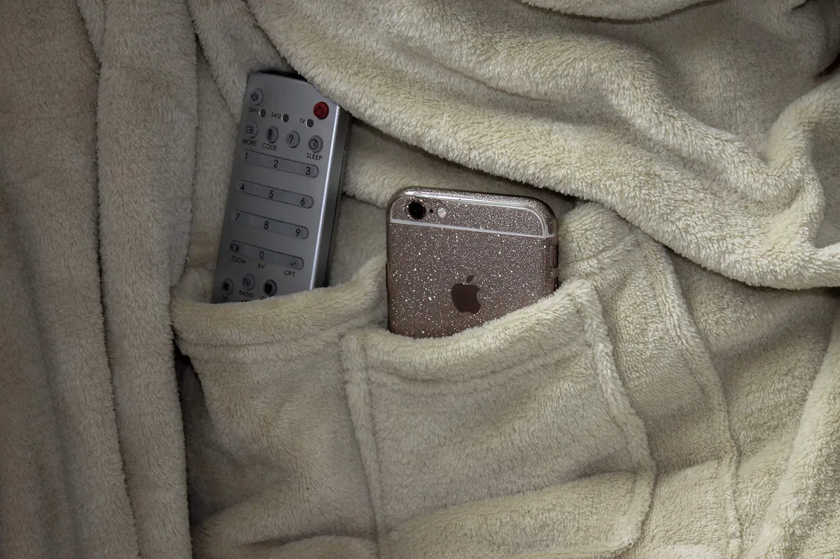 Brandsseller - Coperta per TV morbida con maniche a effetto cashmere, sacca copri piedi e 2 tasche, 150 x 180 cm, grigio tortora