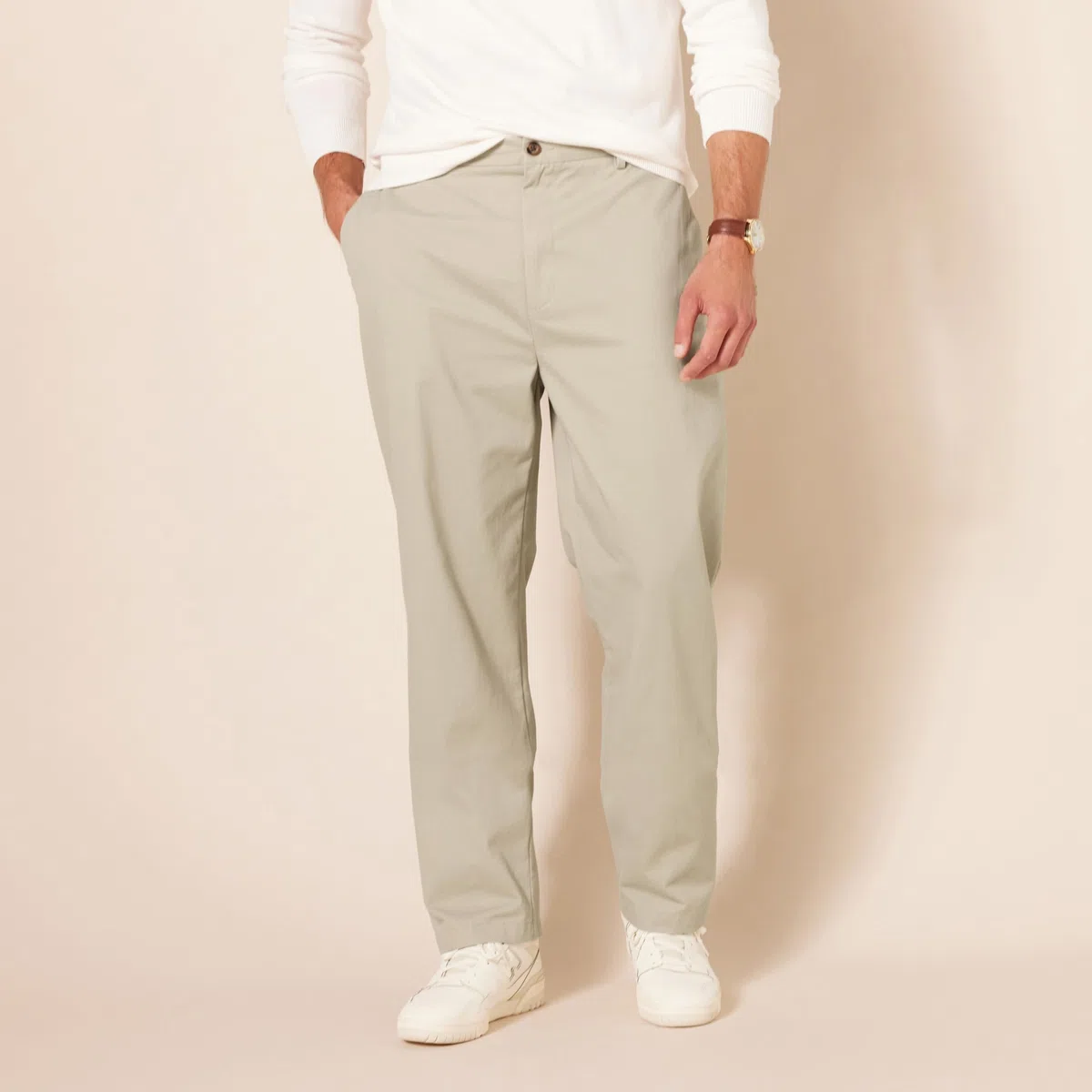 Amazon Essentials Pantaloni Chino Elasticizzati senza Pince sul Davanti e Antipiega, Vestibilità Classica Uomo